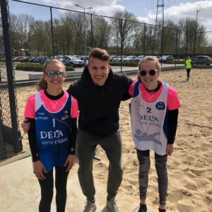 Laura & Julia winnen Beachtoernooi