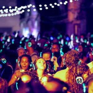 Licht uit, muziek ook… Neon Silent Disco Blacklight Party!