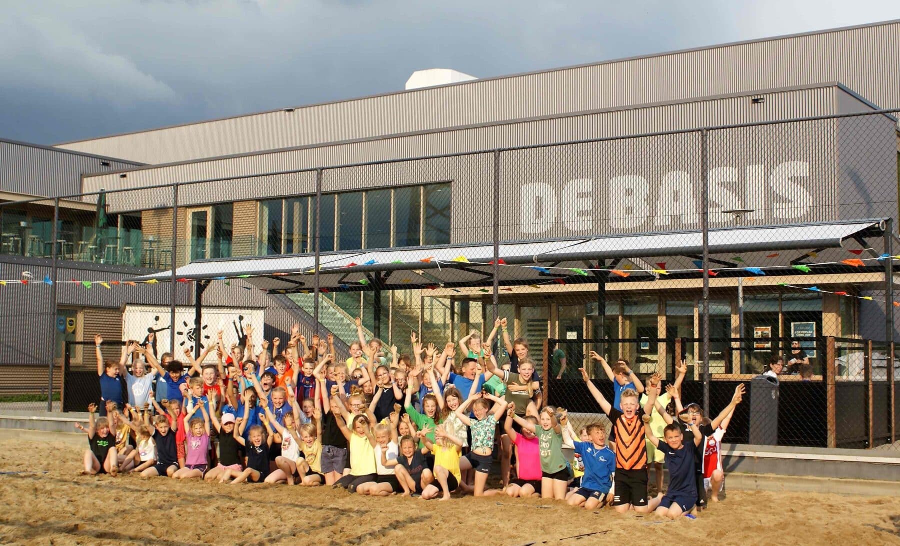 In mei beginnen de beachvolley trainingen weer. Schrijf je in!