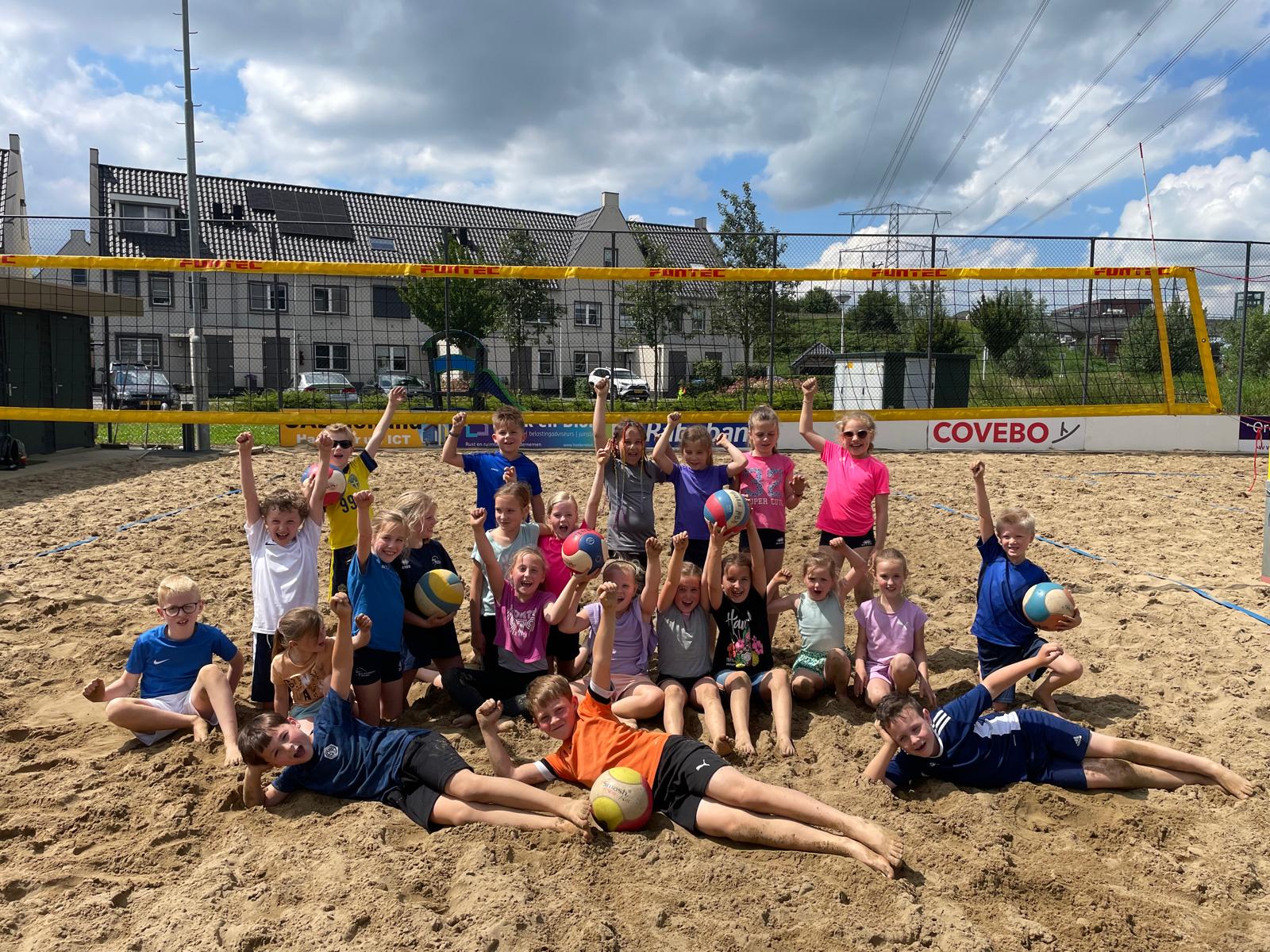 50 kids in de beach clinics