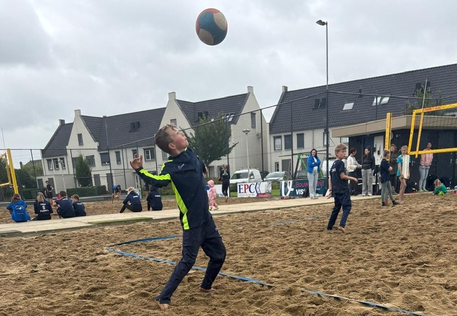 15 teams in nat regio beachtoernooi